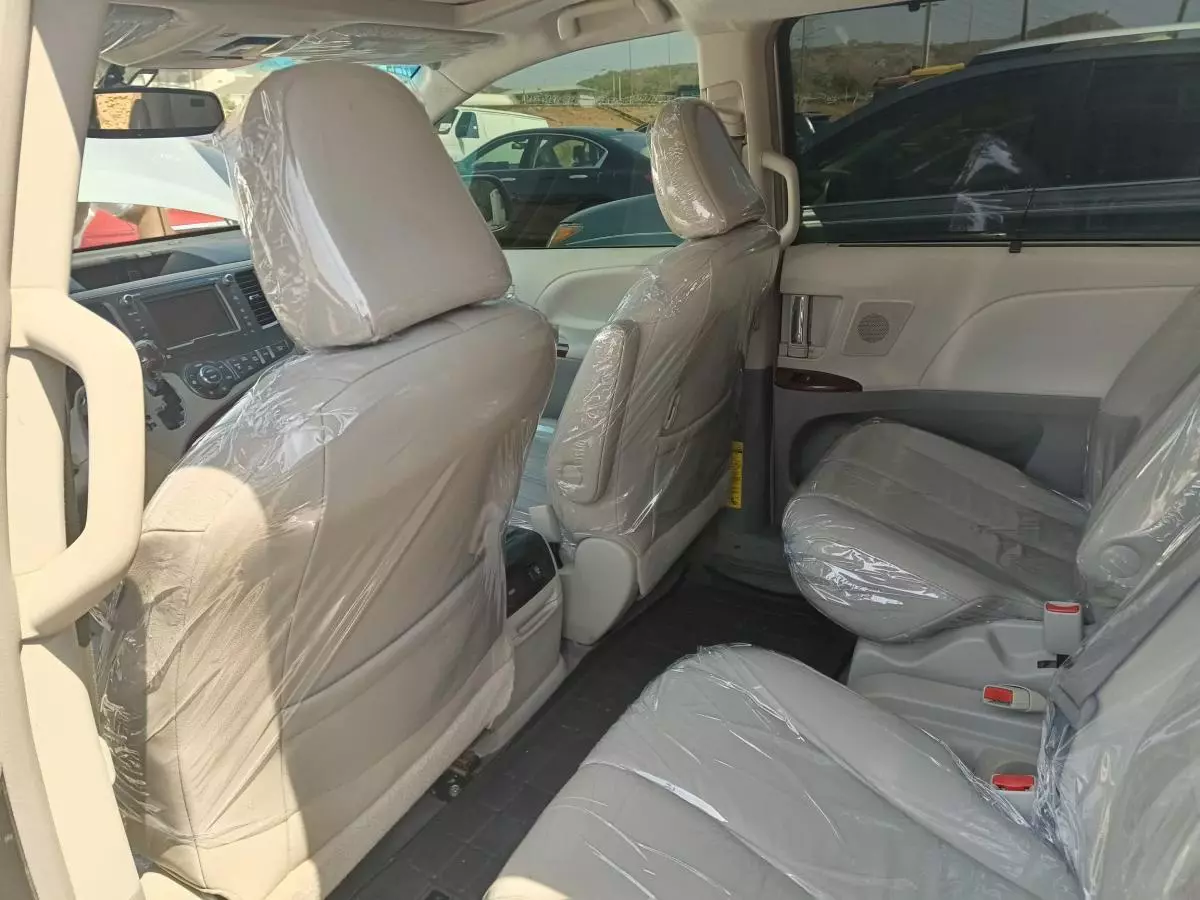 Toyota Sienna - 2011