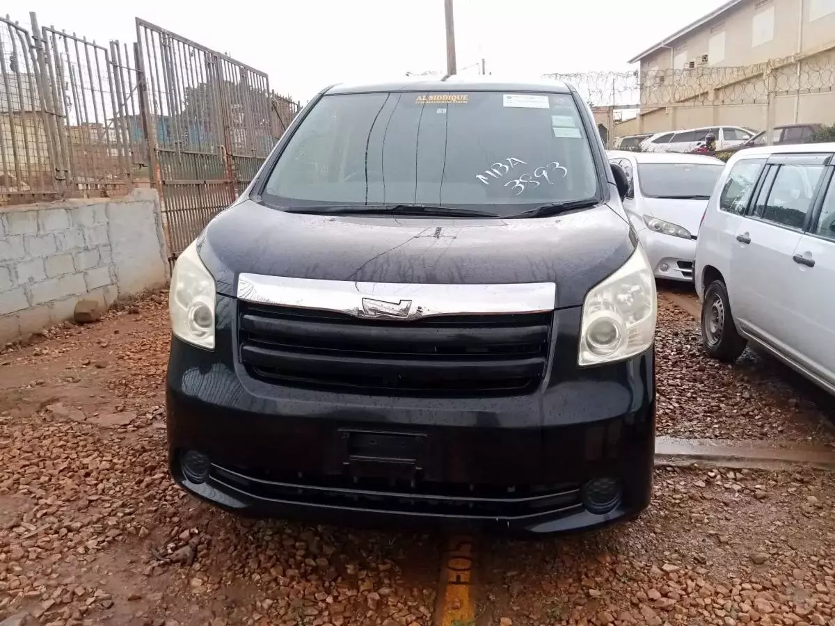 Toyota Noah   - 2012