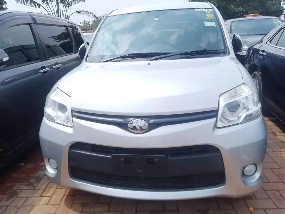 Toyota Sienta   - 2012