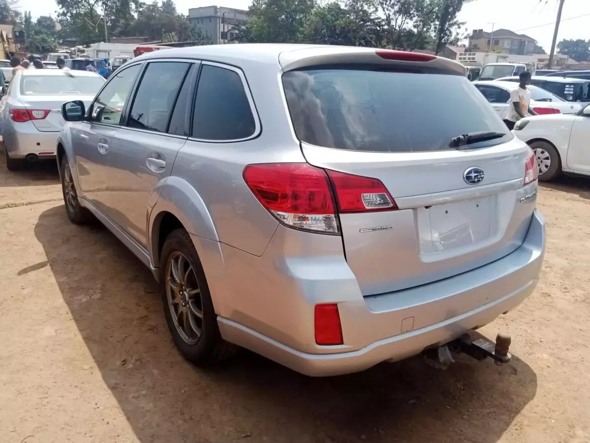 Subaru Outback   - 2011