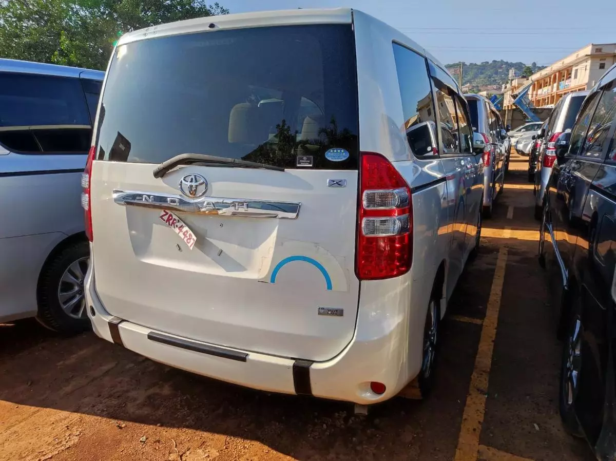 Toyota Noah - 2013