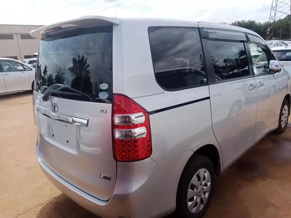 Toyota Noah   - 2011