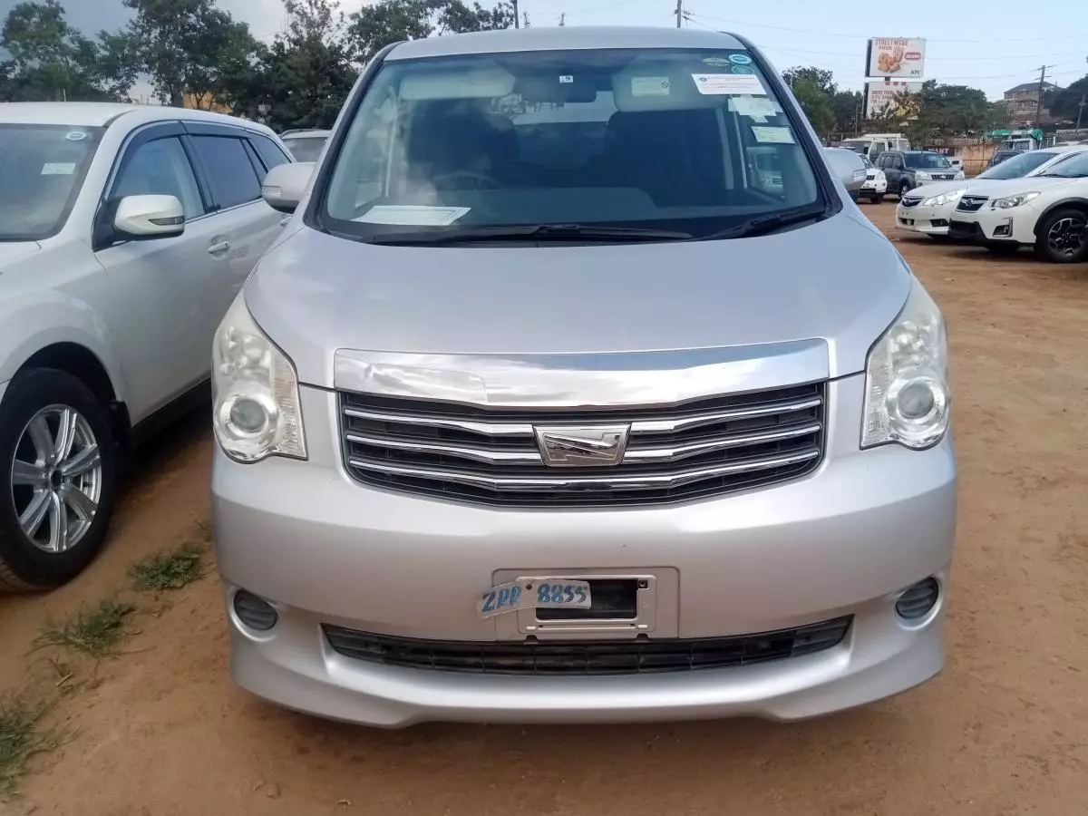 Toyota Noah   - 2011