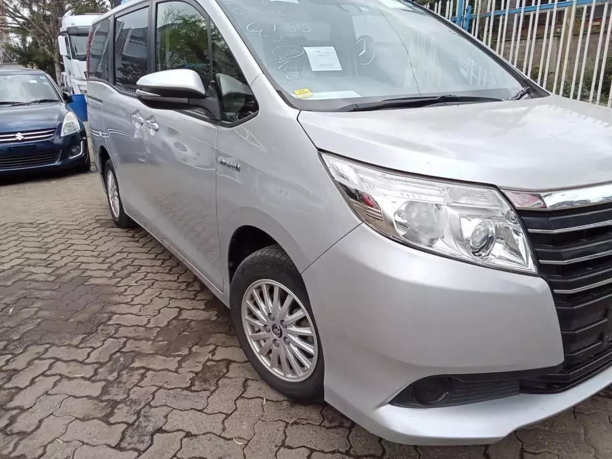 Toyota Noah Hybrid   - 2017