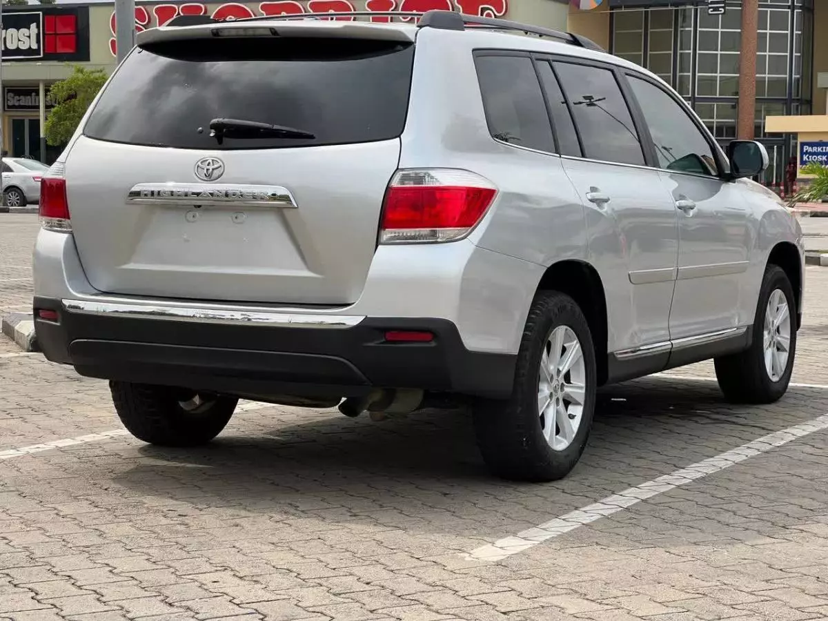 Toyota Highlander   - 2012