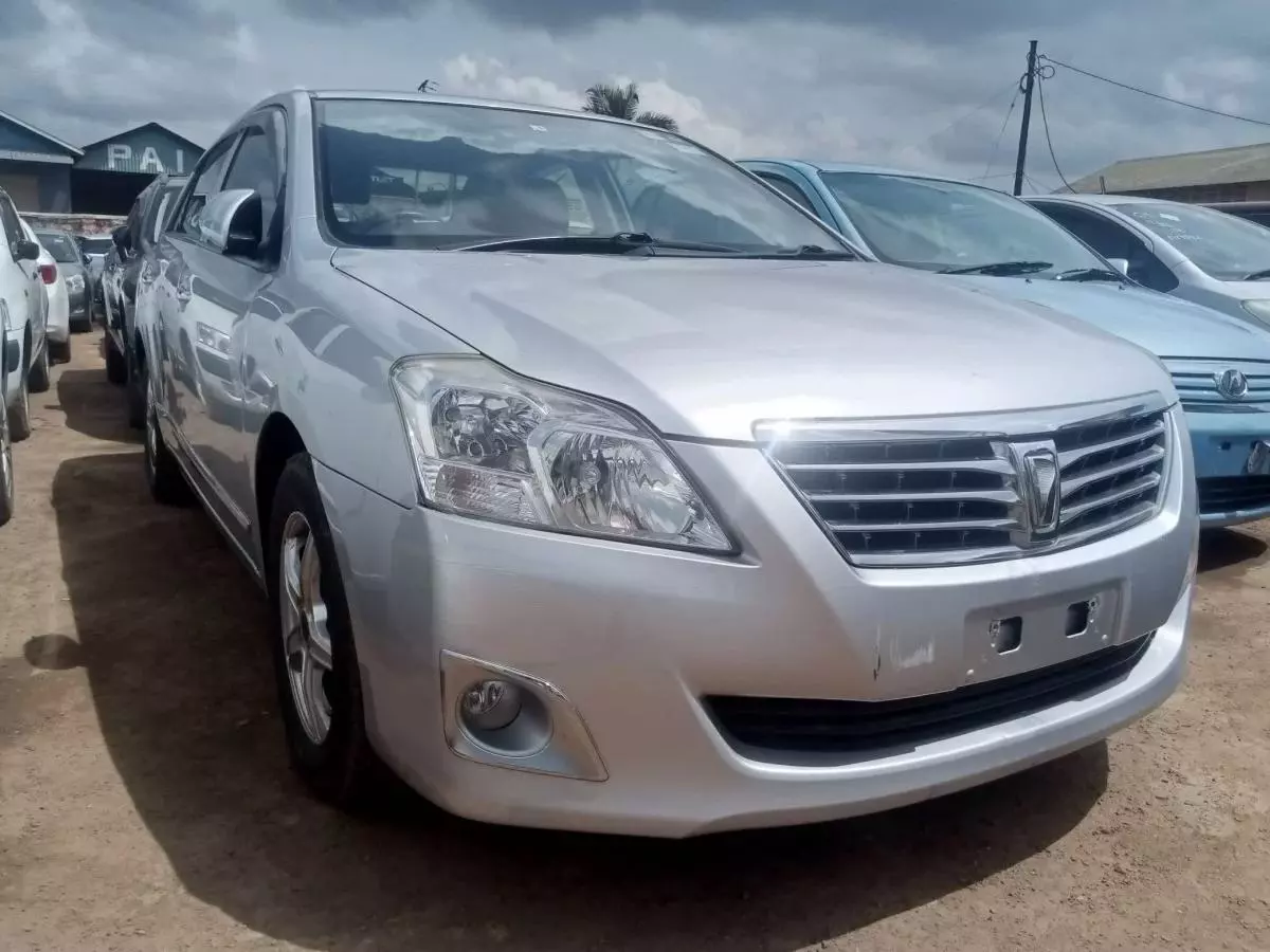 Toyota Premio    - 2011