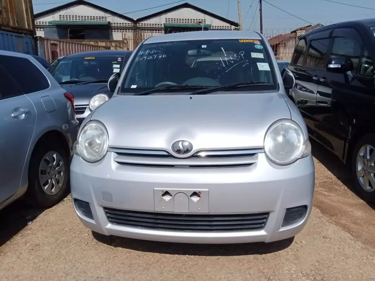 Toyota Sienta   - 2009