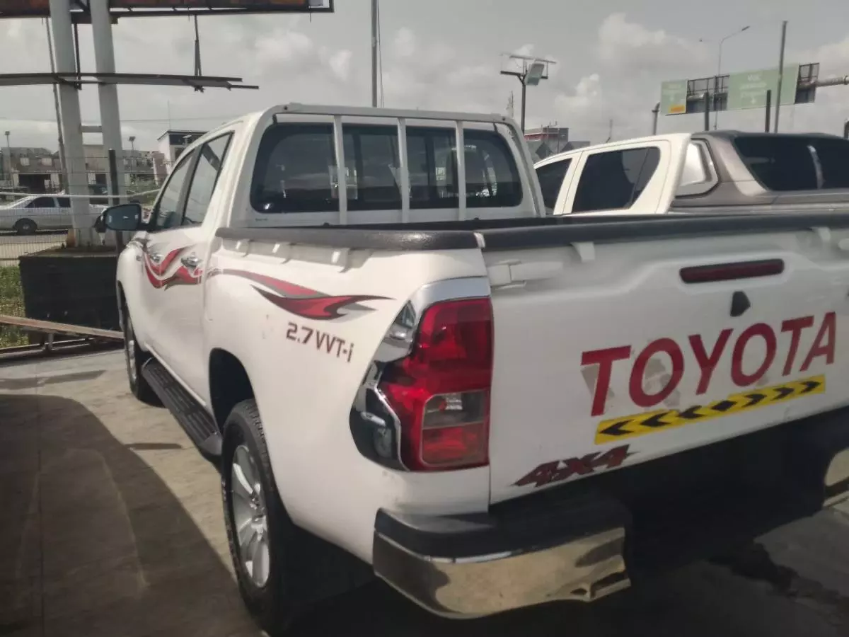 Toyota Hilux    - 2020