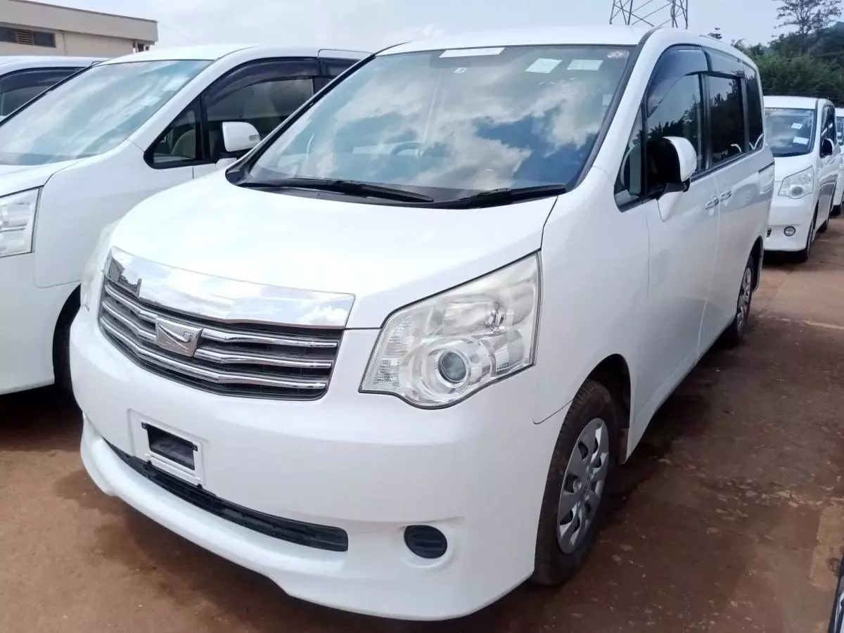 Toyota Noah   - 2011