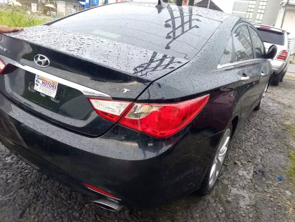 Hyundai Sonata   - 2011