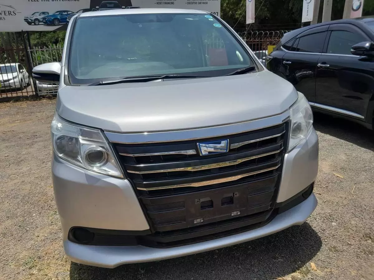 Toyota Noah Hybrid - 2015