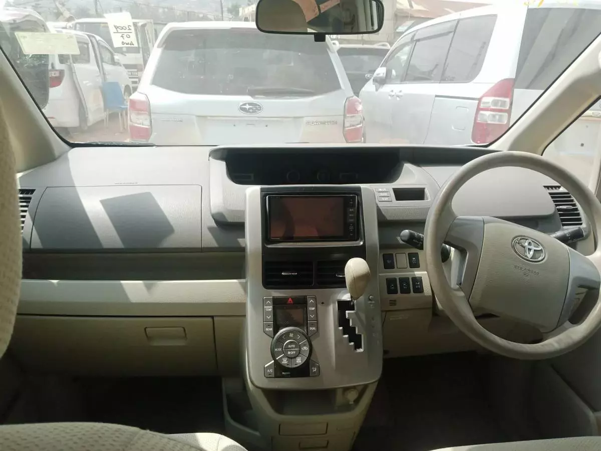 Toyota Noah - 2009