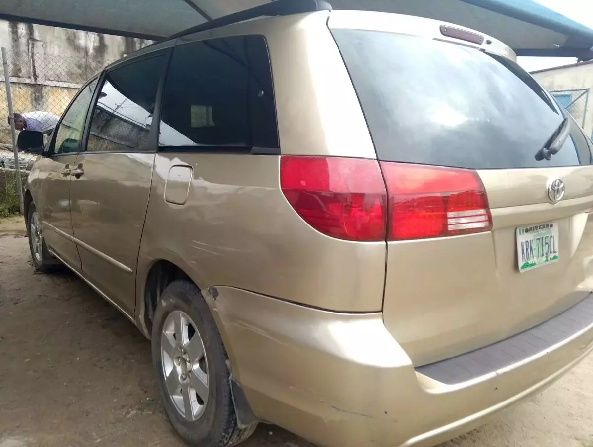 Toyota Sienna   - 2004