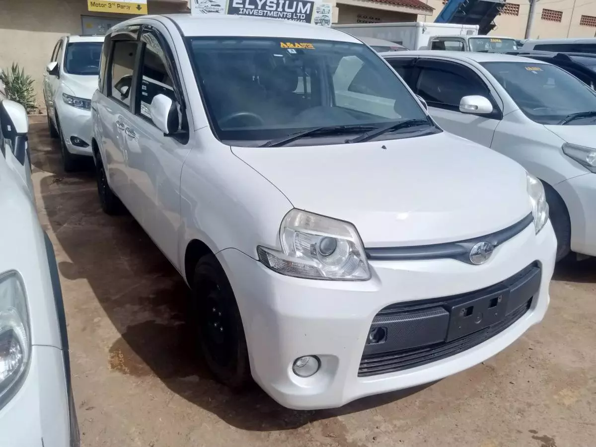 Toyota Sienta   - 2012