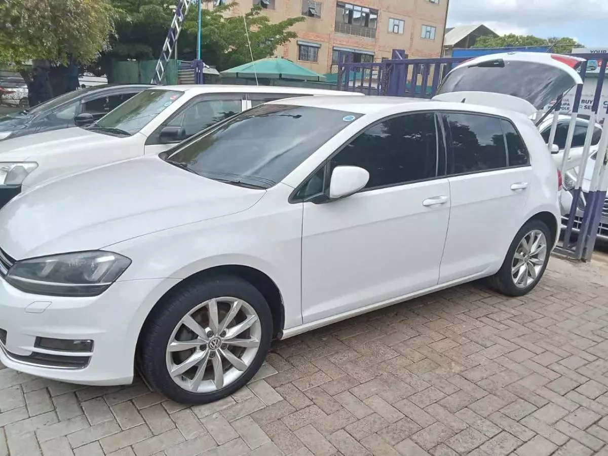 Volkswagen Golf   - 2016