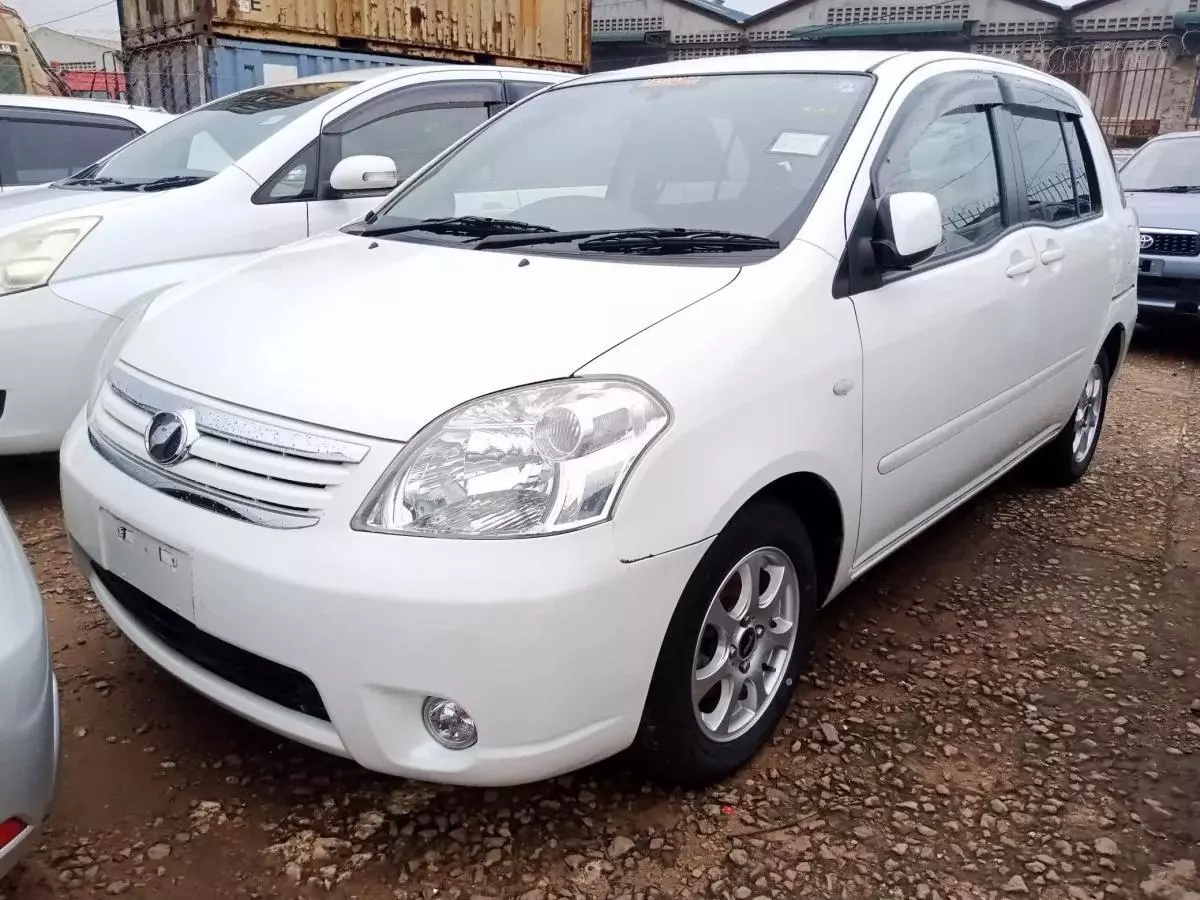 Toyota Raum    - 2009