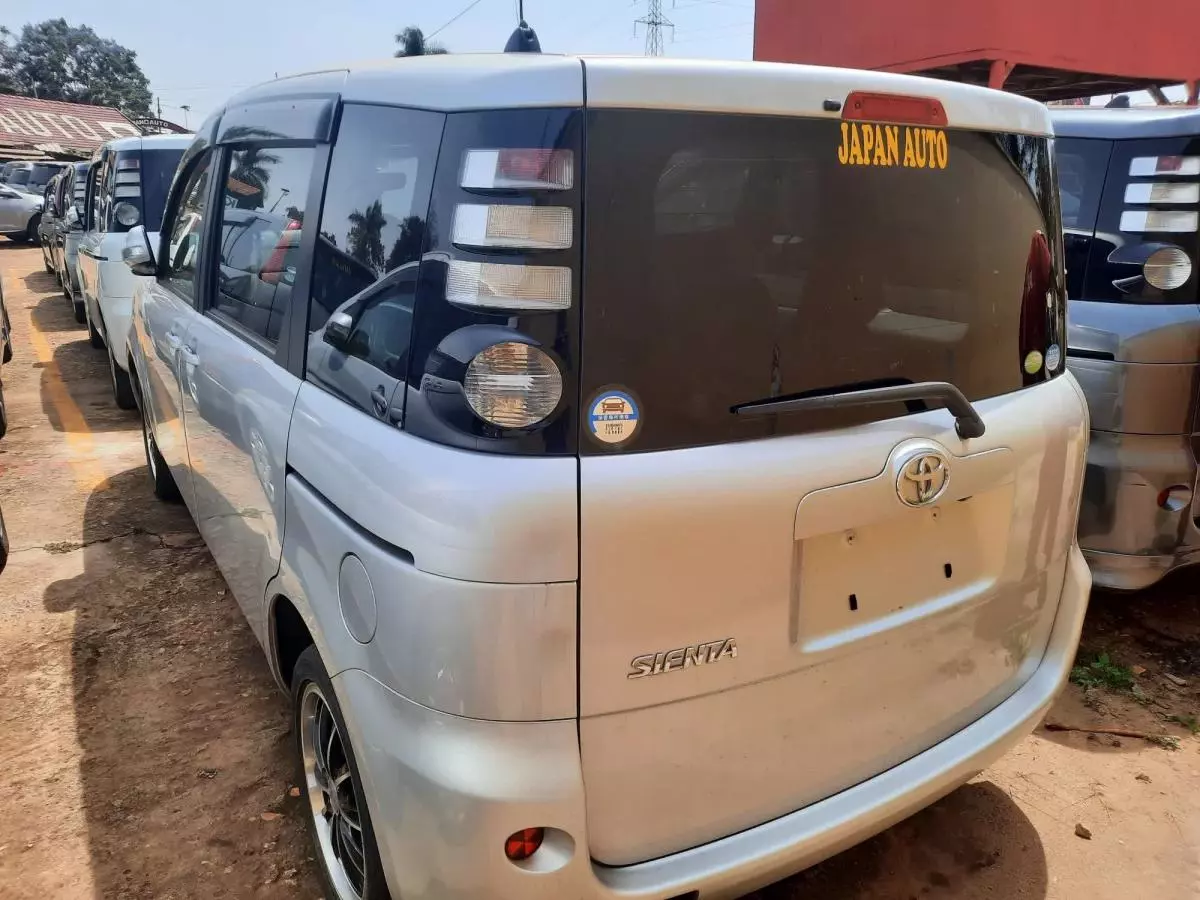 Toyota Sienta - 2008