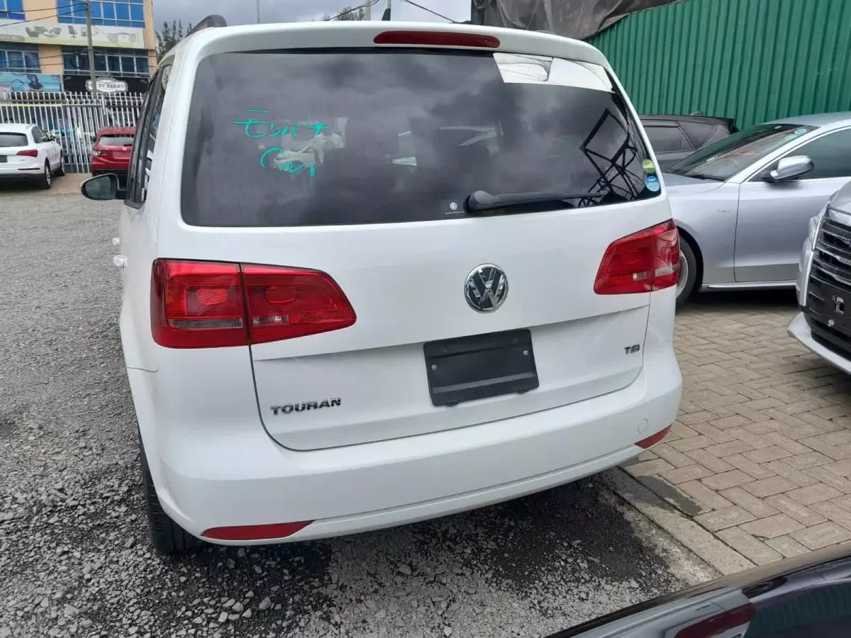 Volkswagen Touran   - 2016