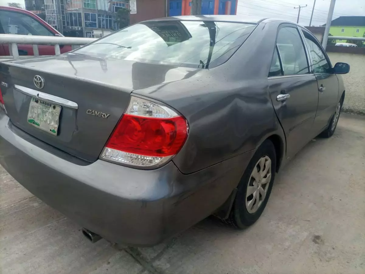 Toyota Camry   - 2005