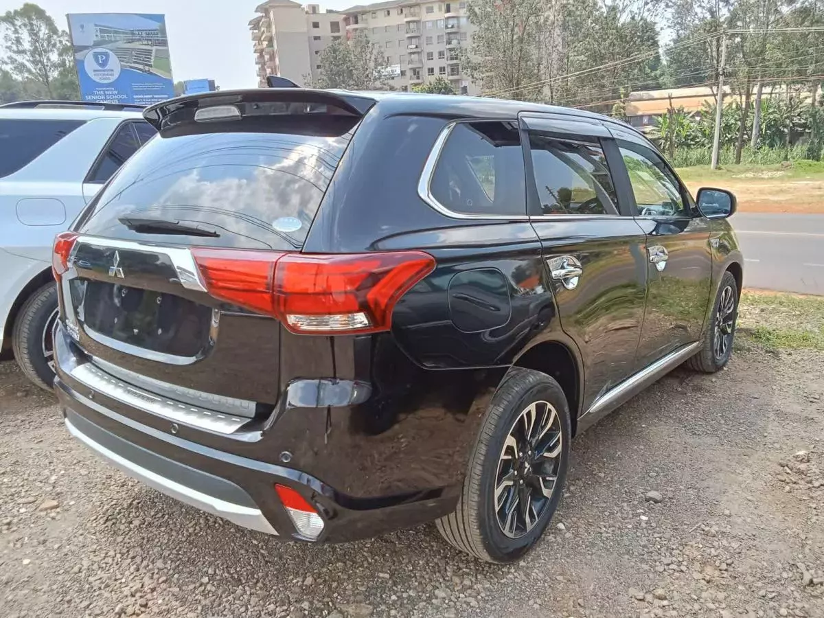 Mitsubishi Plug-in Hybrid Outlander   - 2016