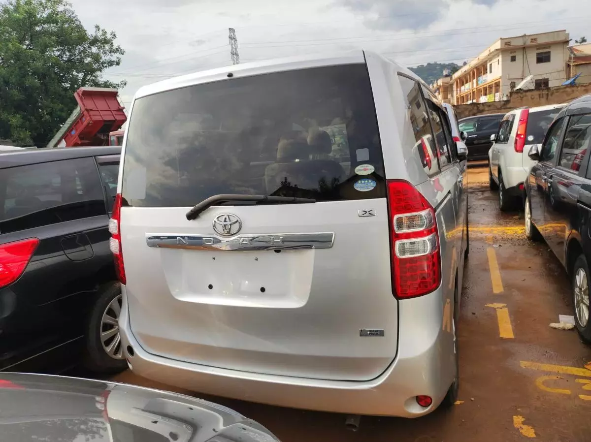 Toyota Noah - 2009