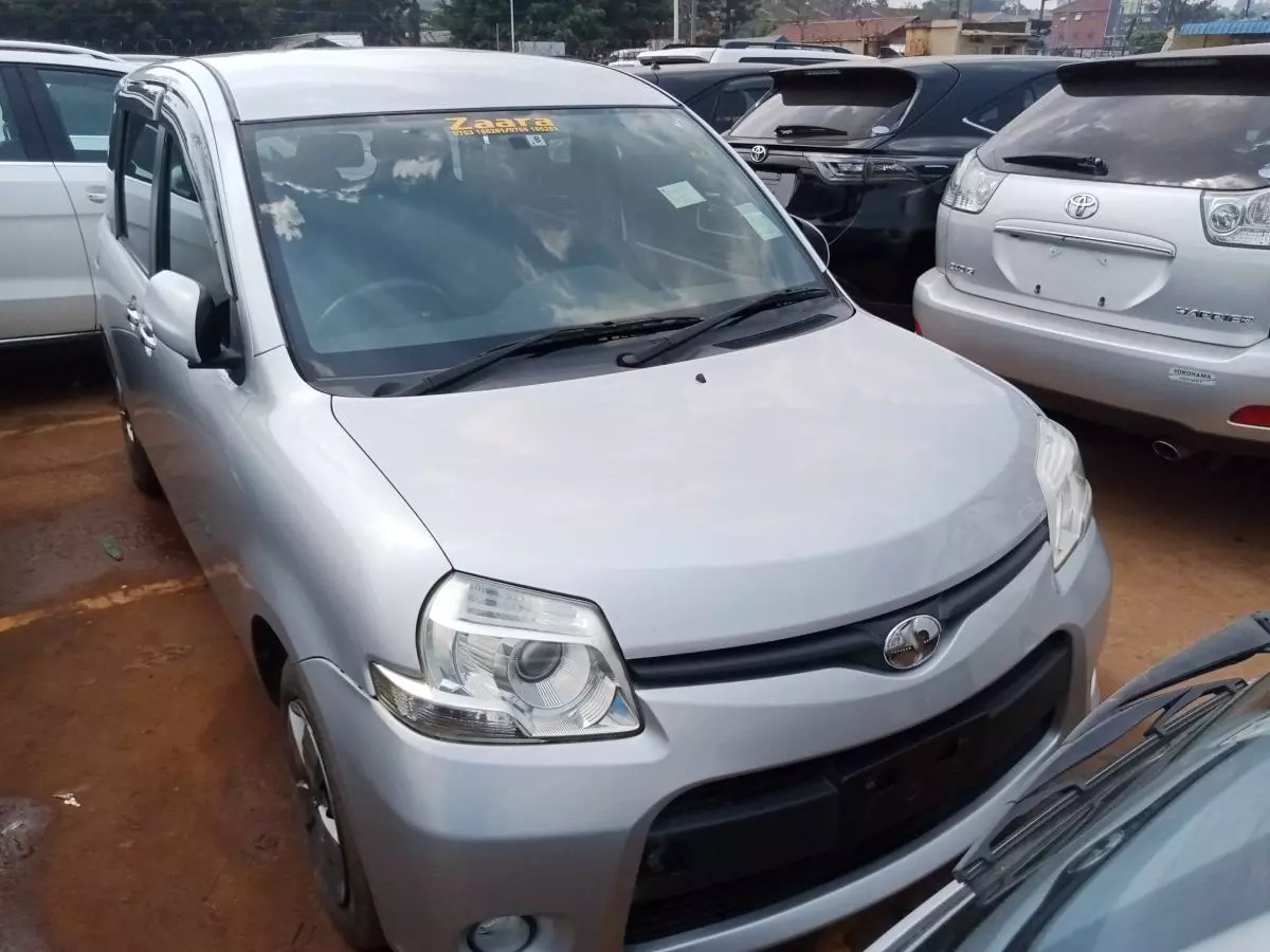 Toyota Sienta   - 2011