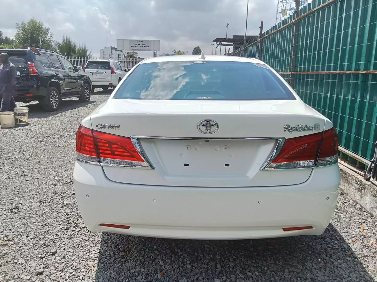 Toyota Crown Royal saloon    - 2016