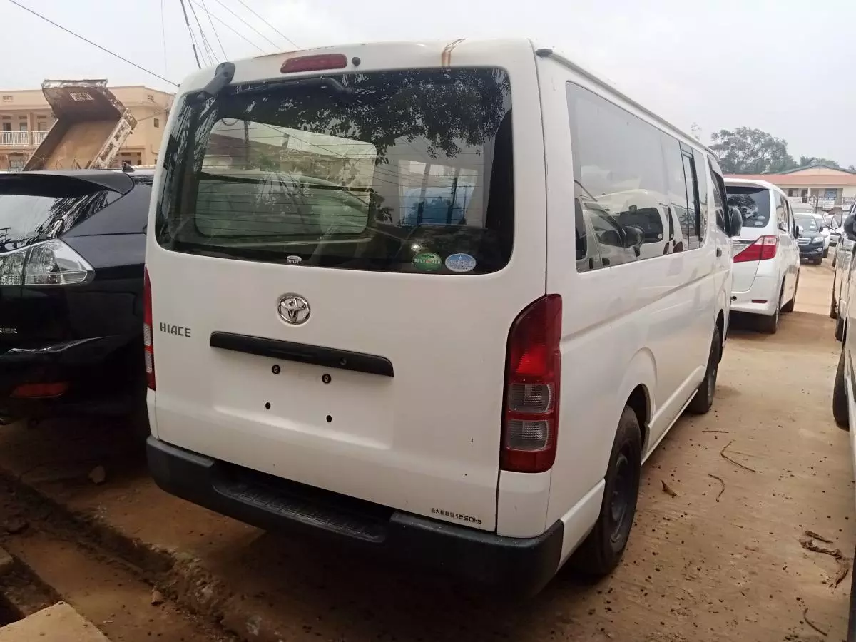 Toyota Hiace   - 2013