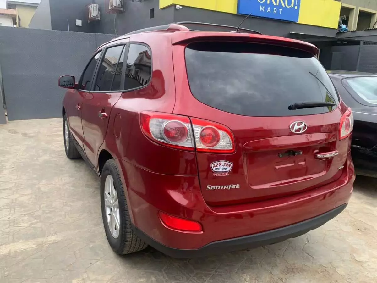 Hyundai Santa Fe   - 2012