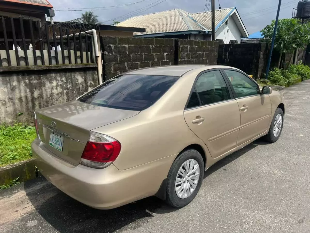 Toyota Camry   - 2005