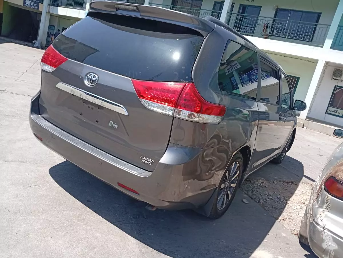 Toyota Sienna   - 2013