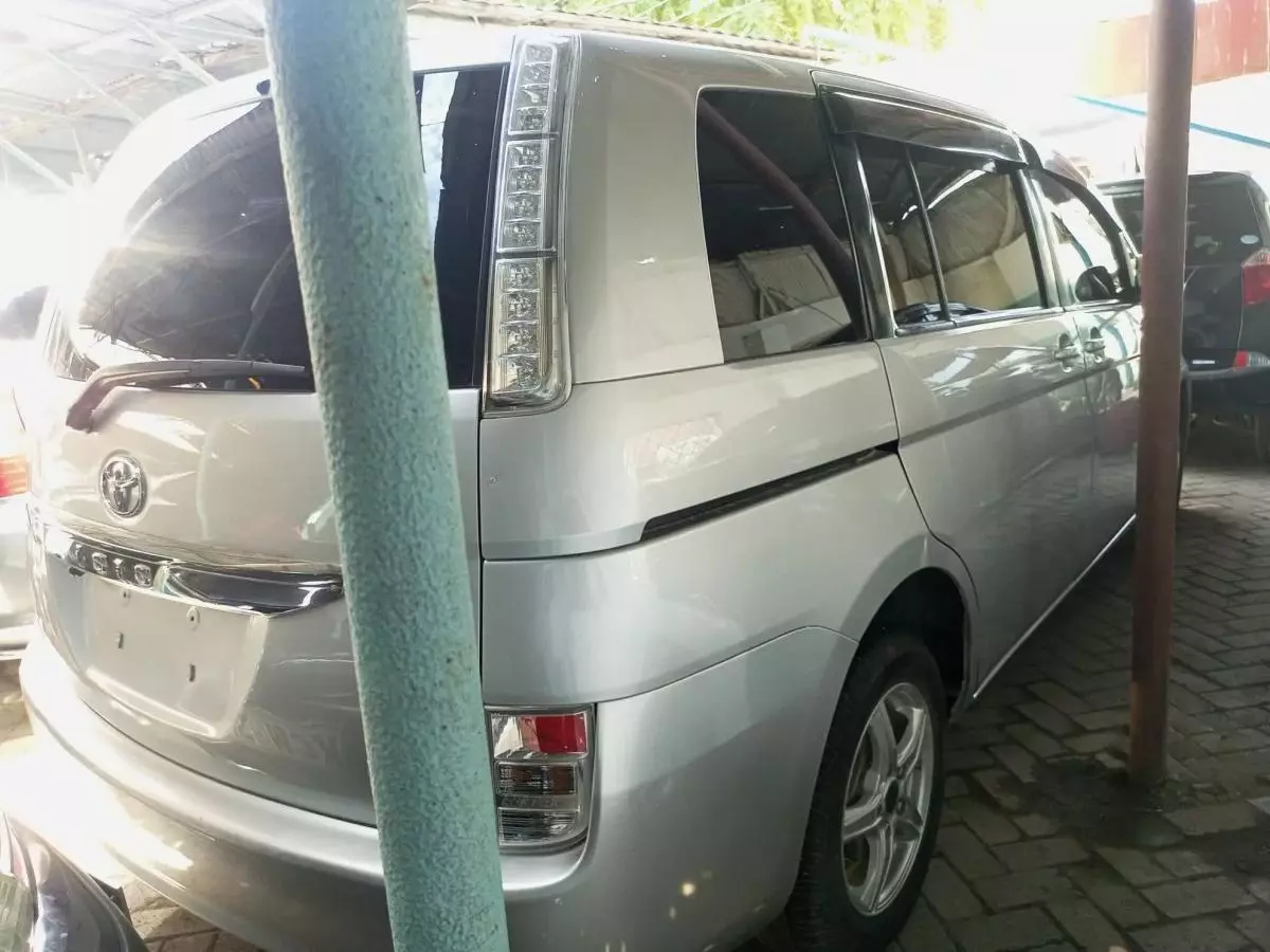 Toyota Isis  - 2013