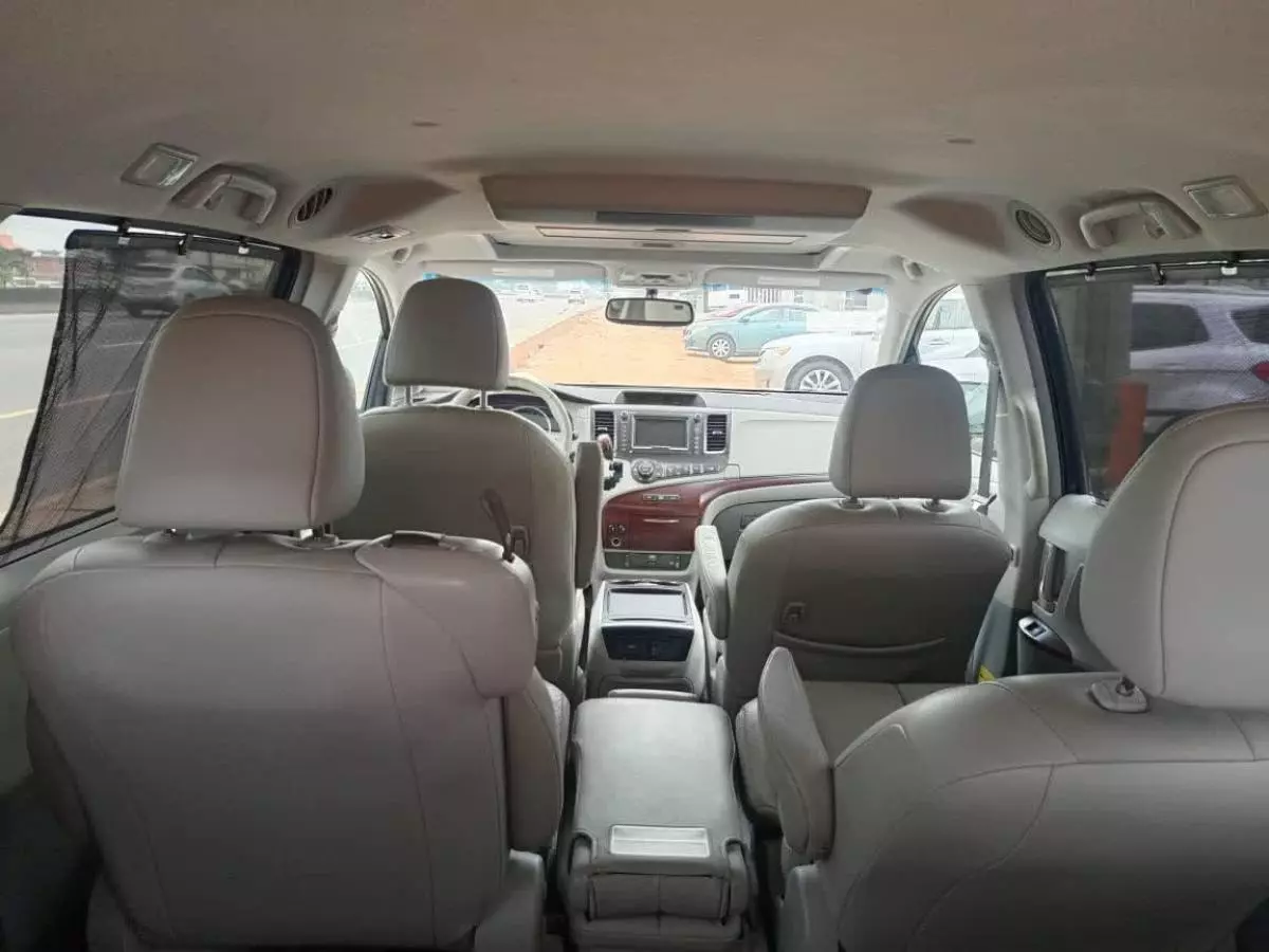 Toyota Sienna   - 2011