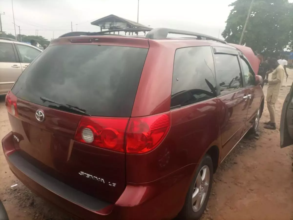 Toyota Sienna   - 2006