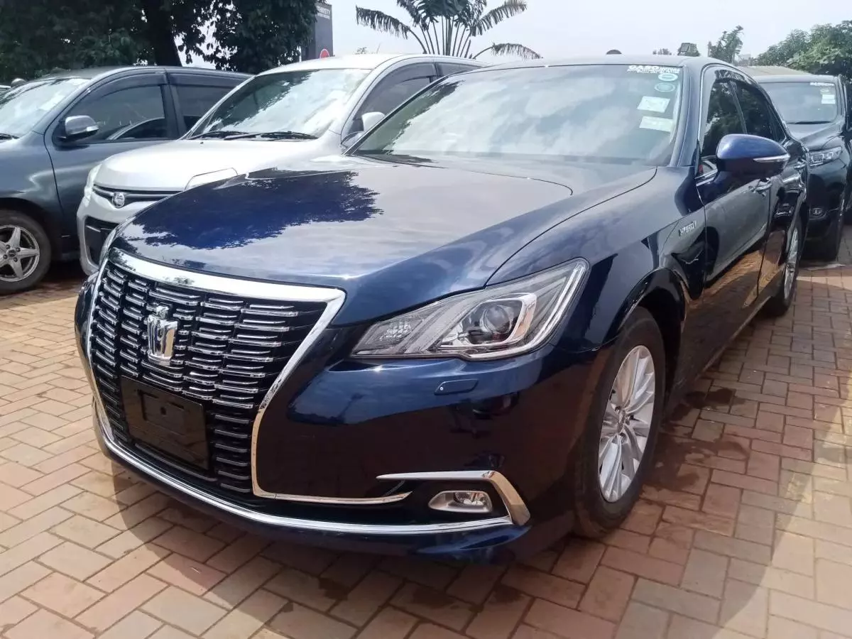 Toyota Crown Royal saloon Hybrid    - 2016