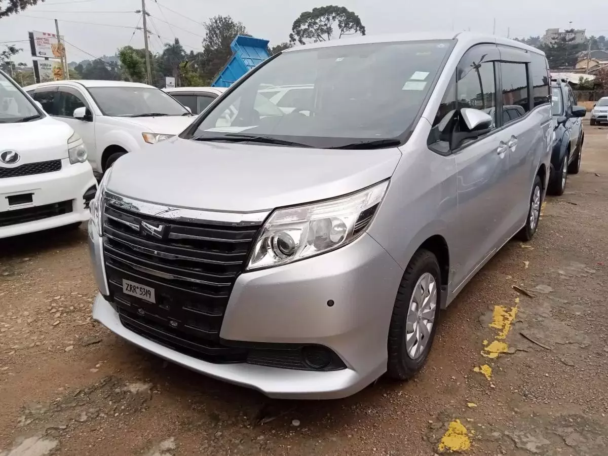 Toyota Noah   - 2015