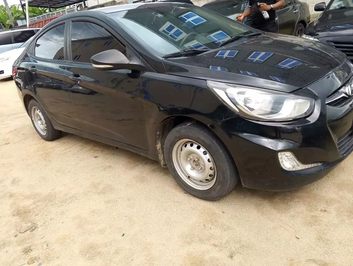 Hyundai Elantra   - 2012