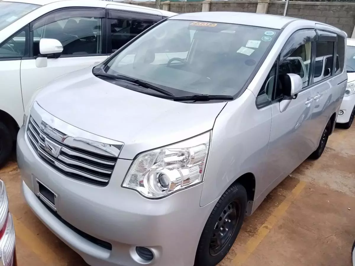 Toyota Noah   - 2011