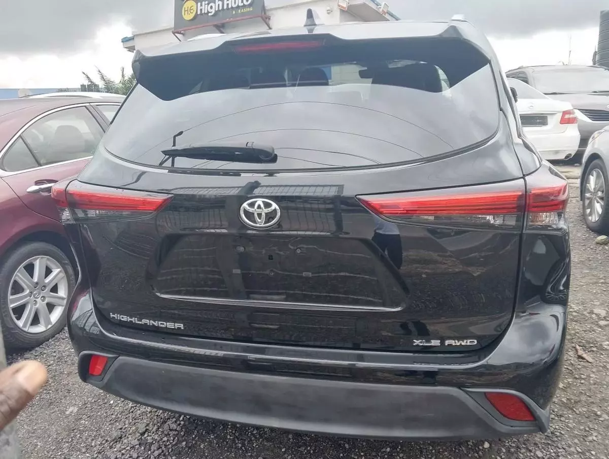 Toyota Highlander   - 2021