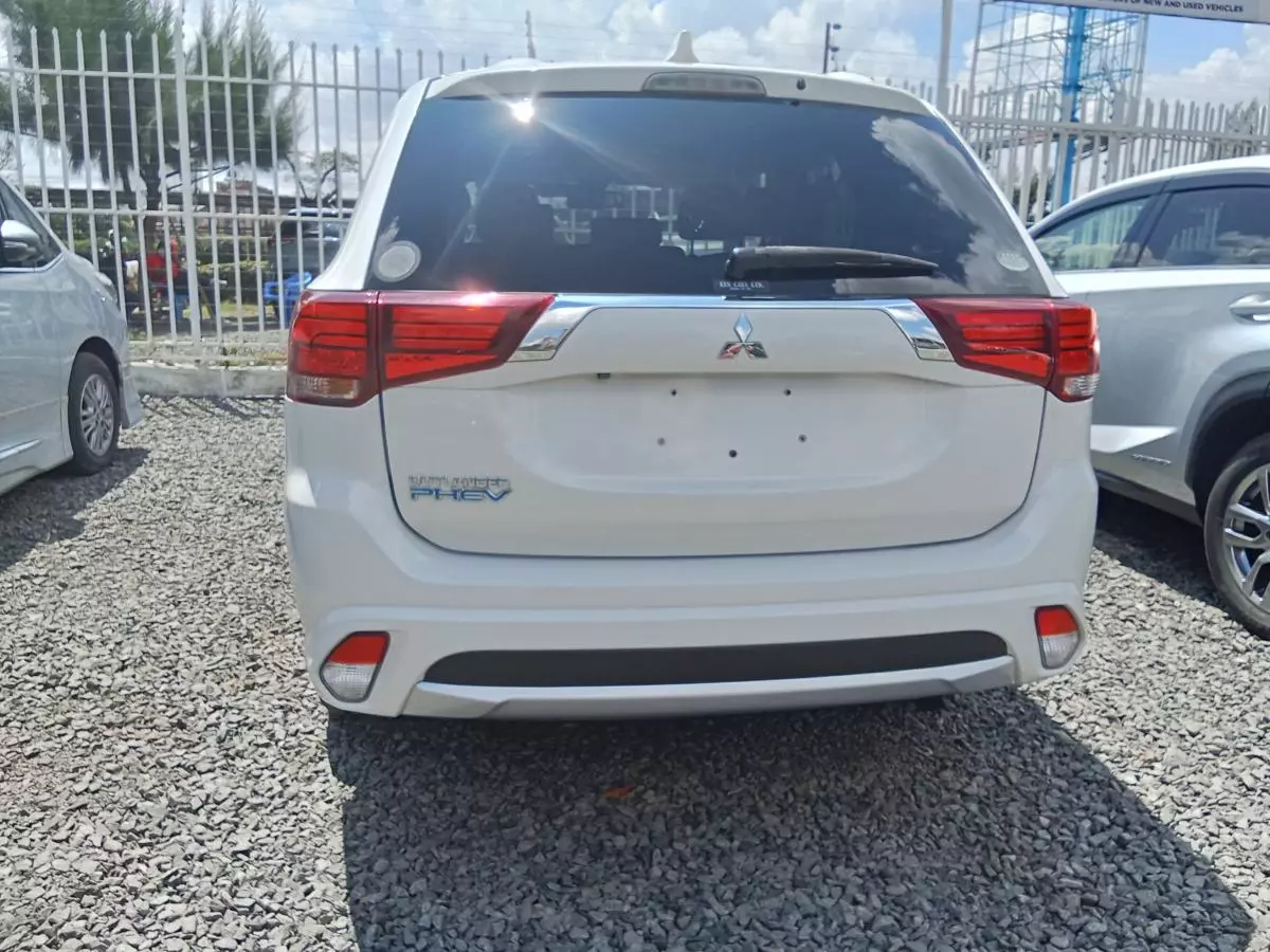 Mitsubishi Outlander hybrid    - 2017