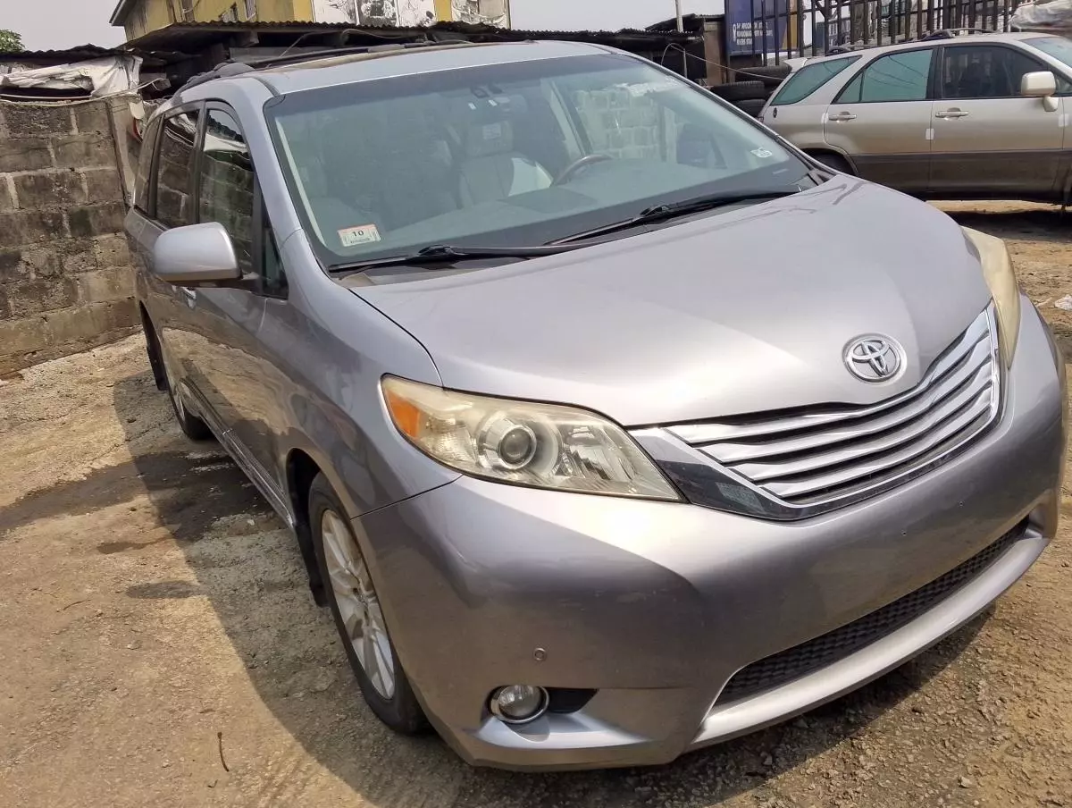 Toyota Sienna   - 2012