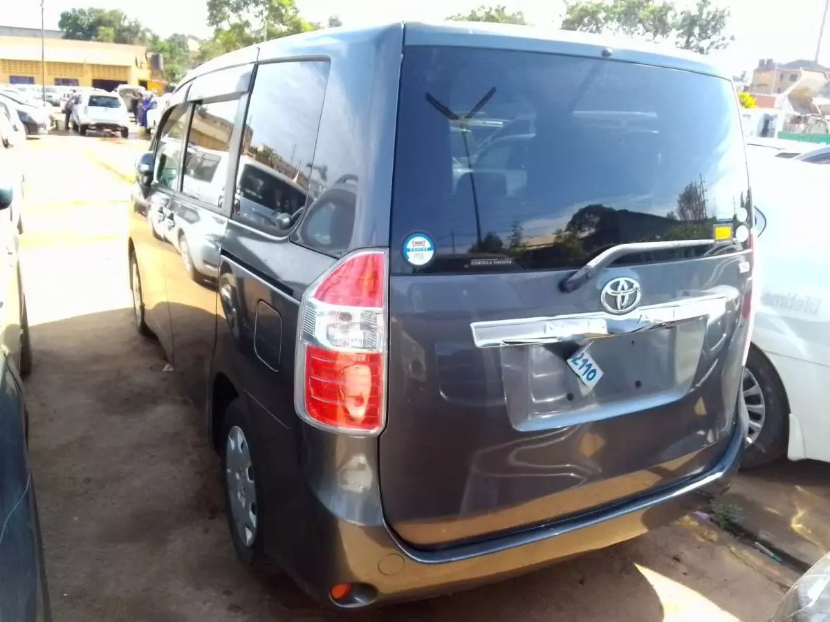 Toyota Noah   - 2010