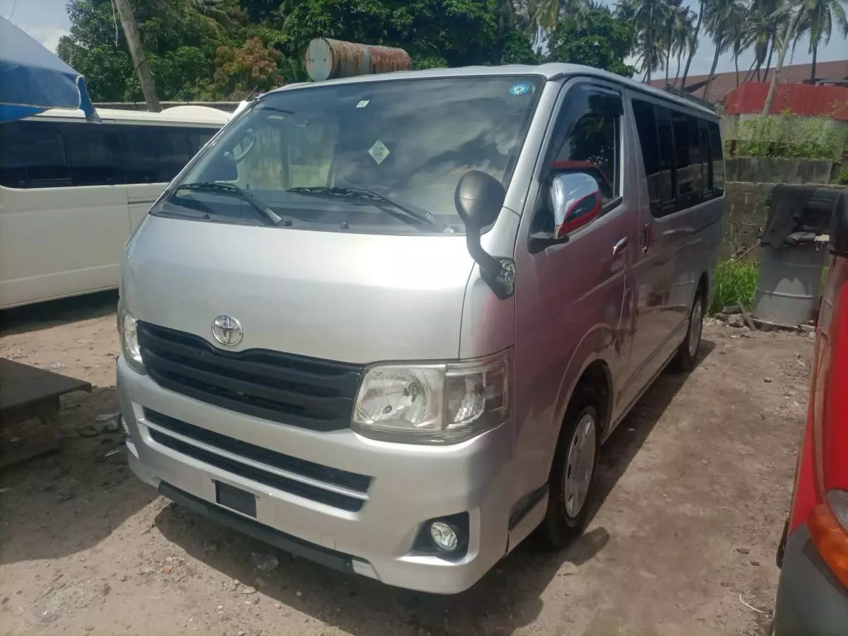 Toyota Hiace   - 2012