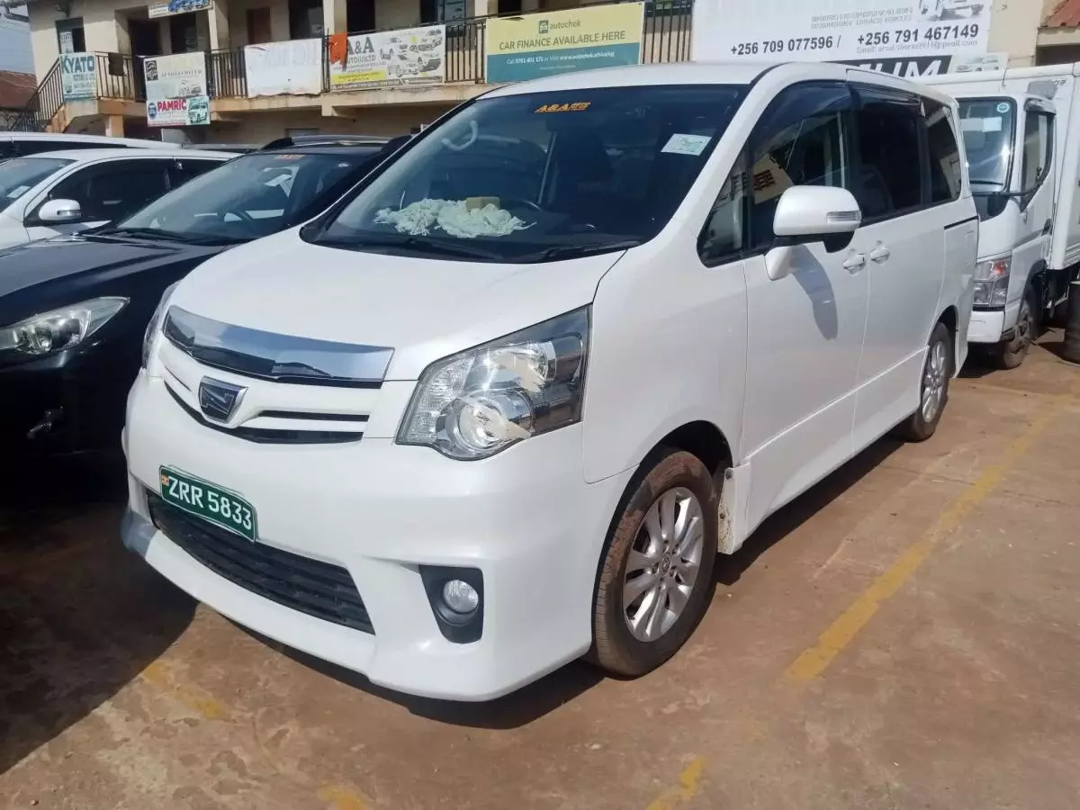 Toyota Noah   - 2011