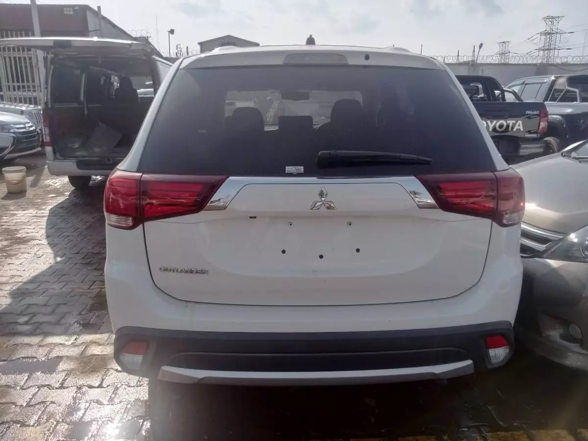 Mitsubishi OUTLANDER   - 2015