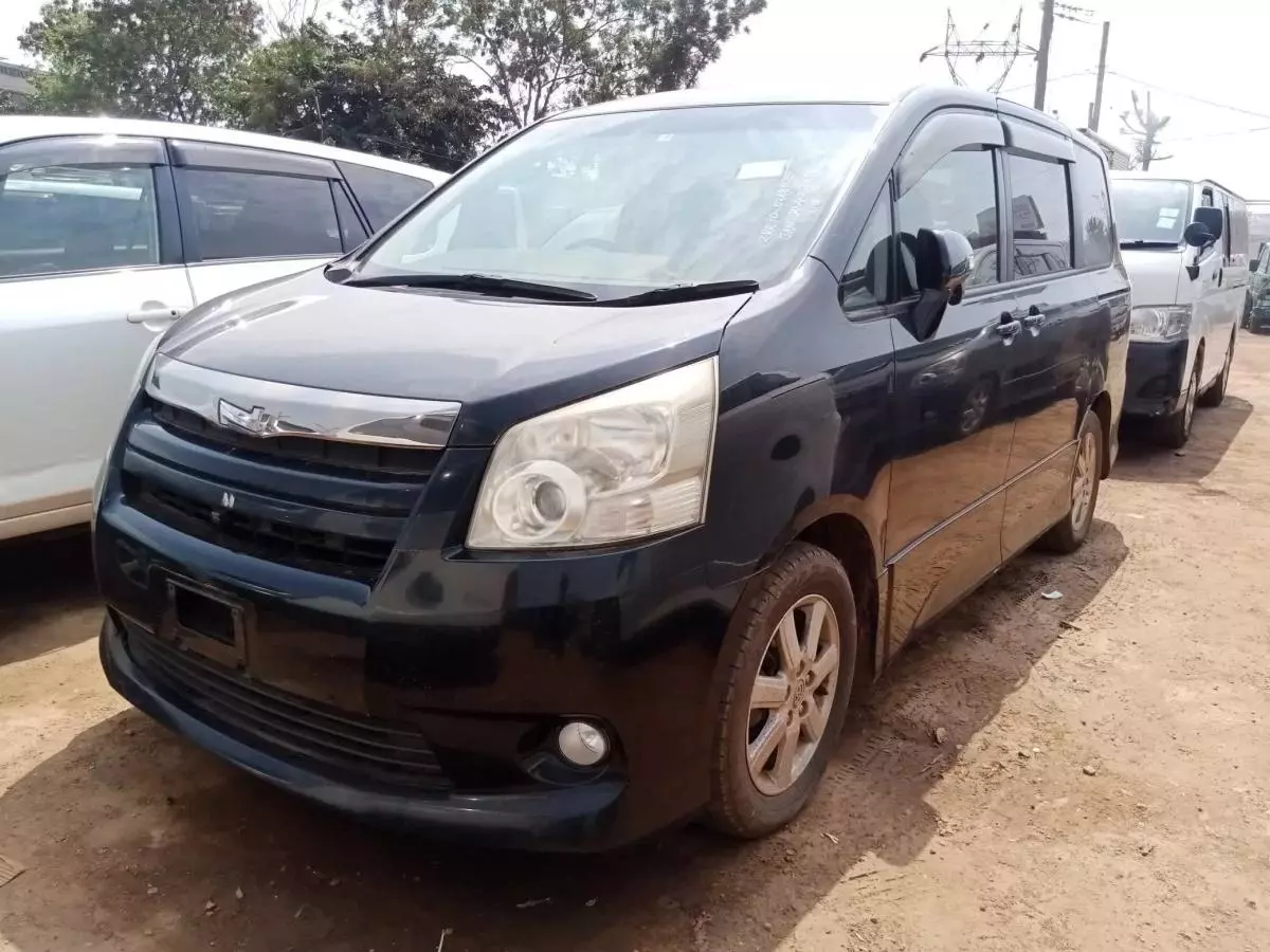 Toyota Noah   - 2009