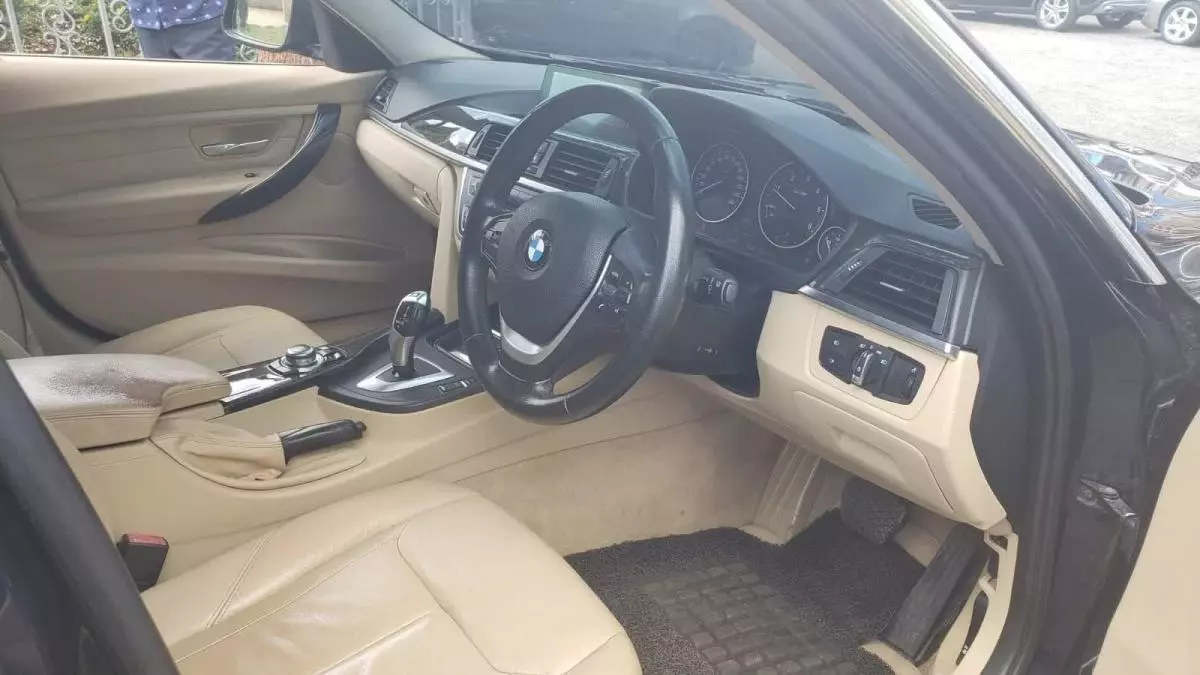 BMW 320i   - 2013