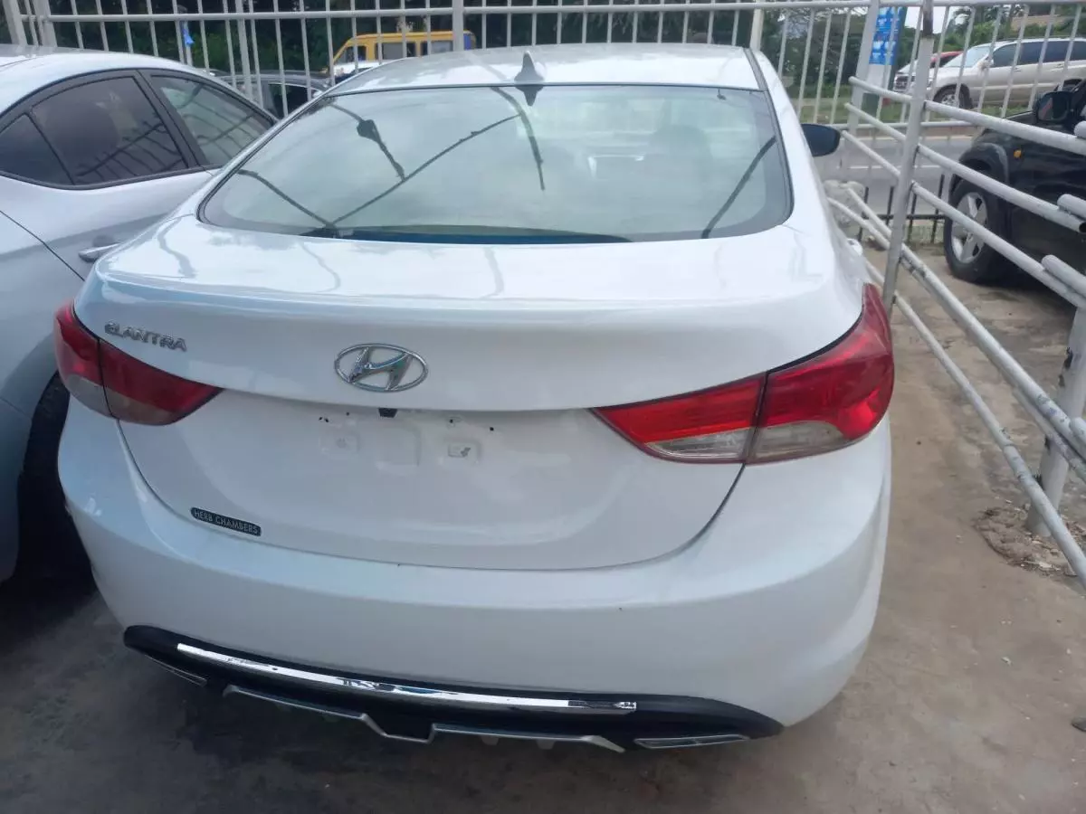 Hyundai Elantra   - 2012