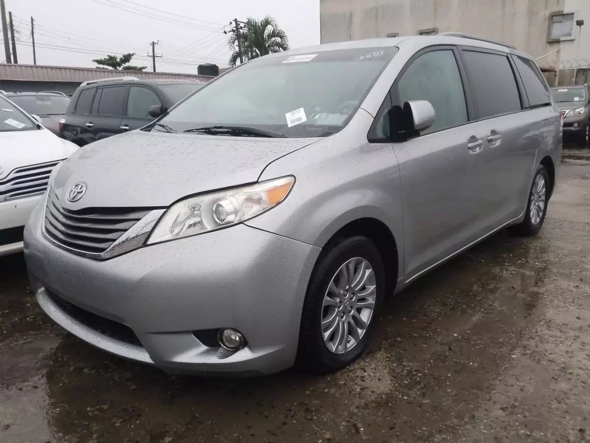 Toyota Sienna   - 2011