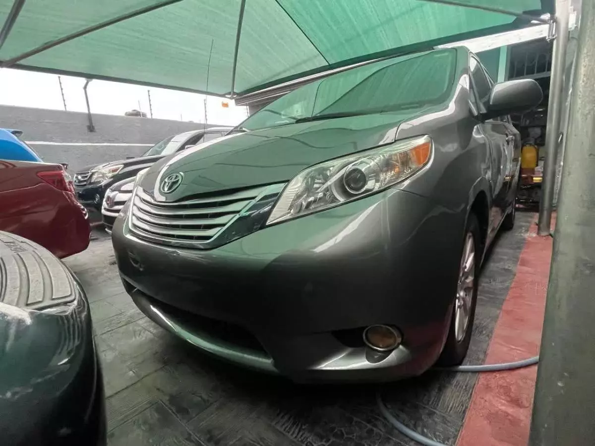 Toyota Sienna   - 2013